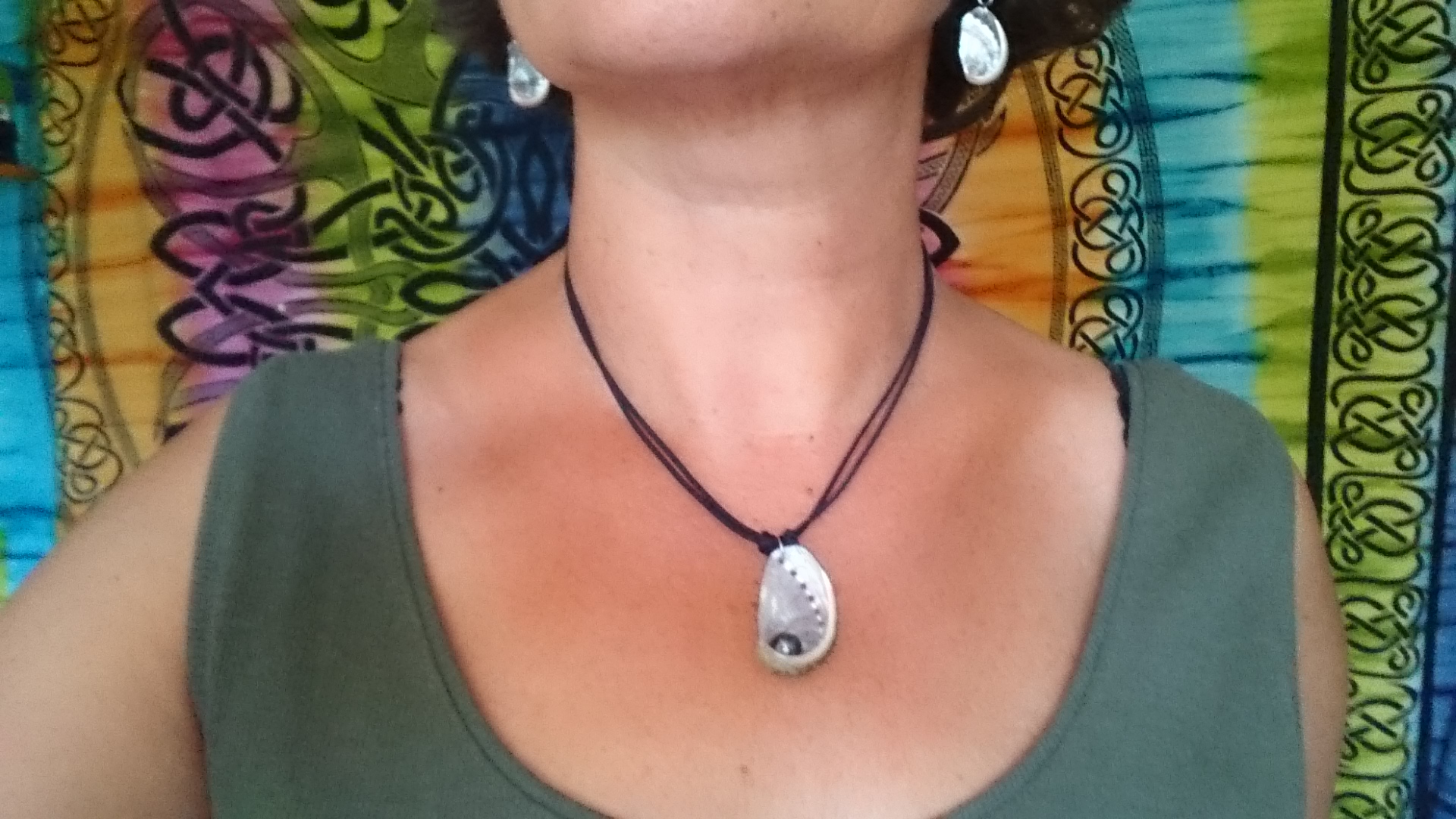 collier à pendentif ormeau réglable, photo porté court