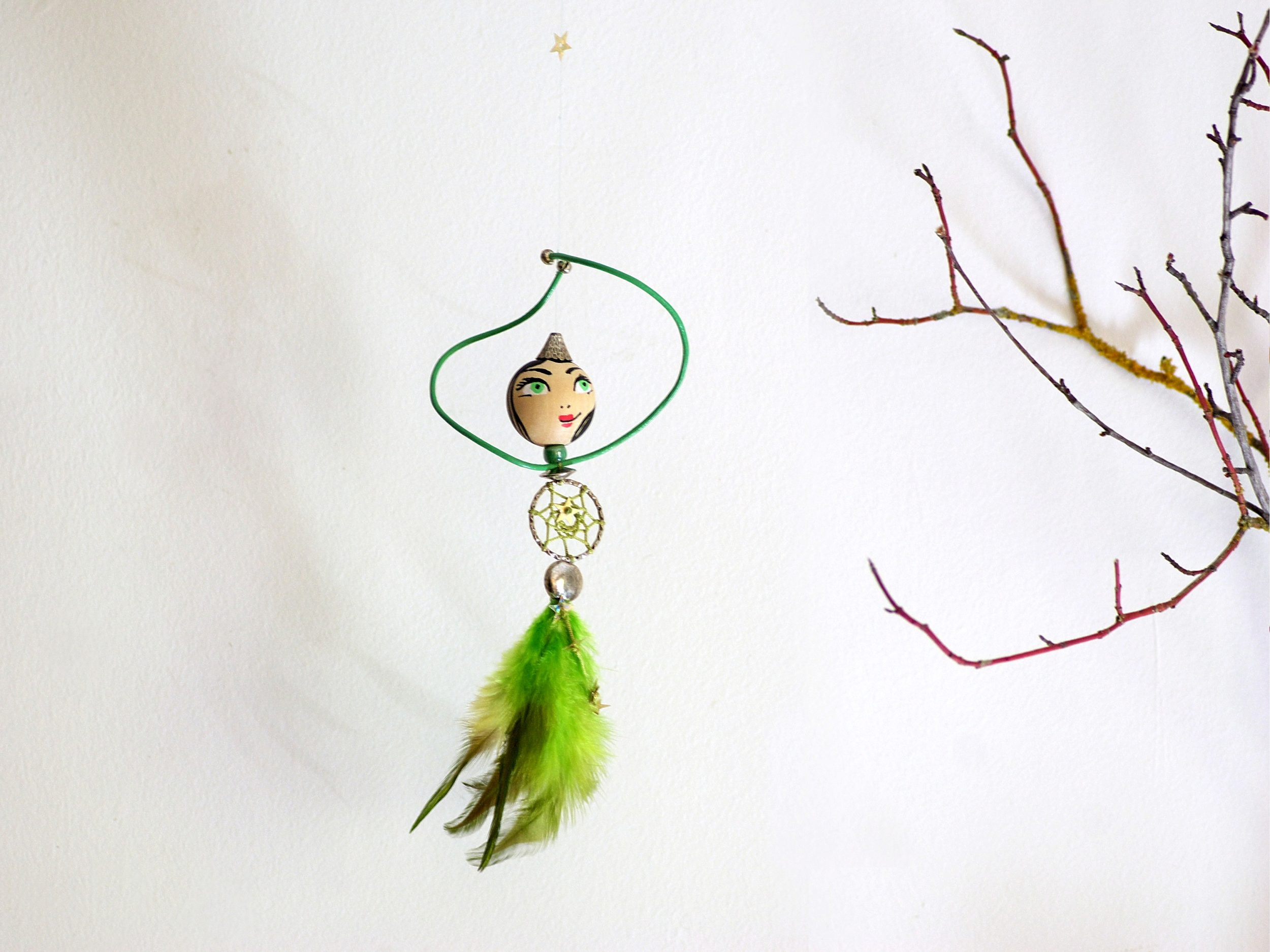 capteur de rêves féérique : petite fée auc oprs en dreamcatcher et jupe de plumes vertes