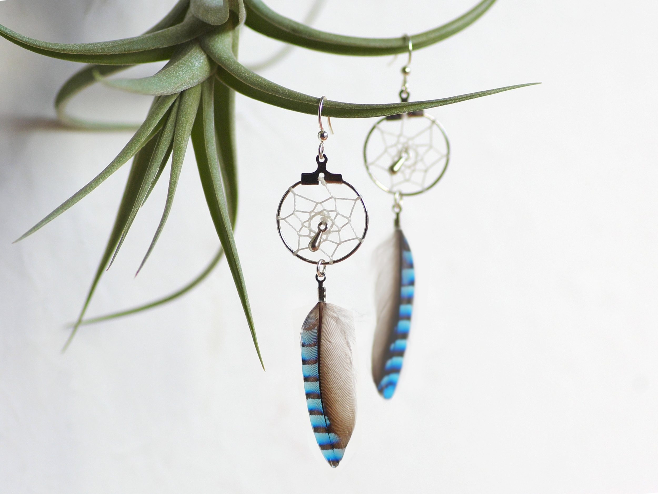 boucles d'oreilles dreamcatcher bleu, plumes rayées et anneaux argentés