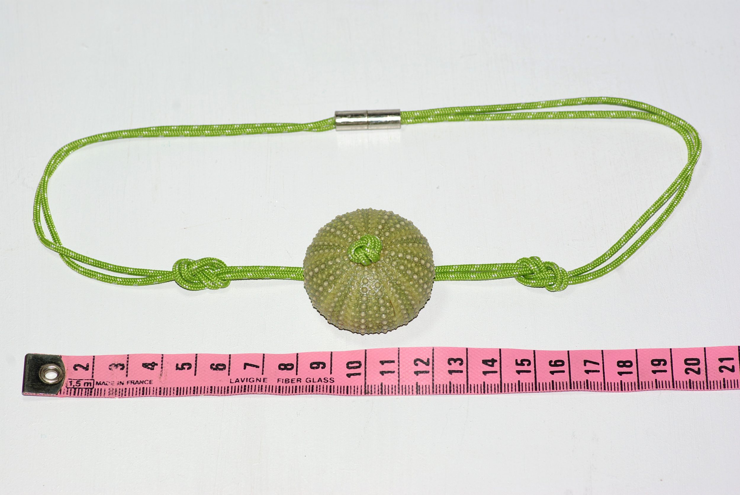 collier en cordelette marine verte nouée et pendentif oursin, prise de mesure : ourisn 4 cm.