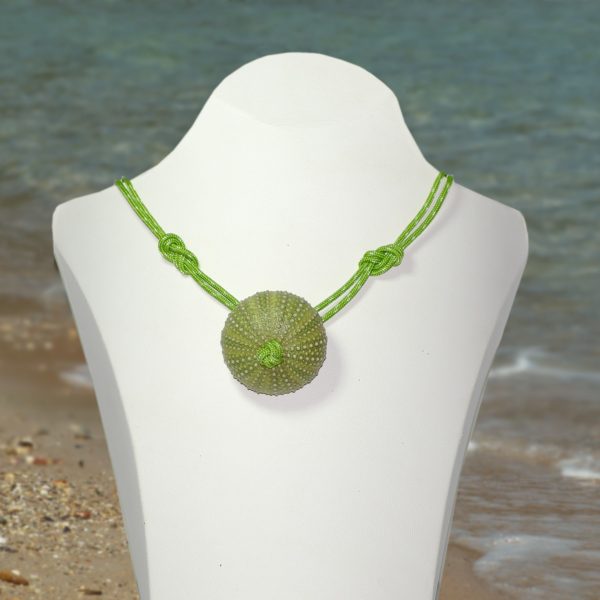 collier oursin vert et corde verte, photo sur fond de plage