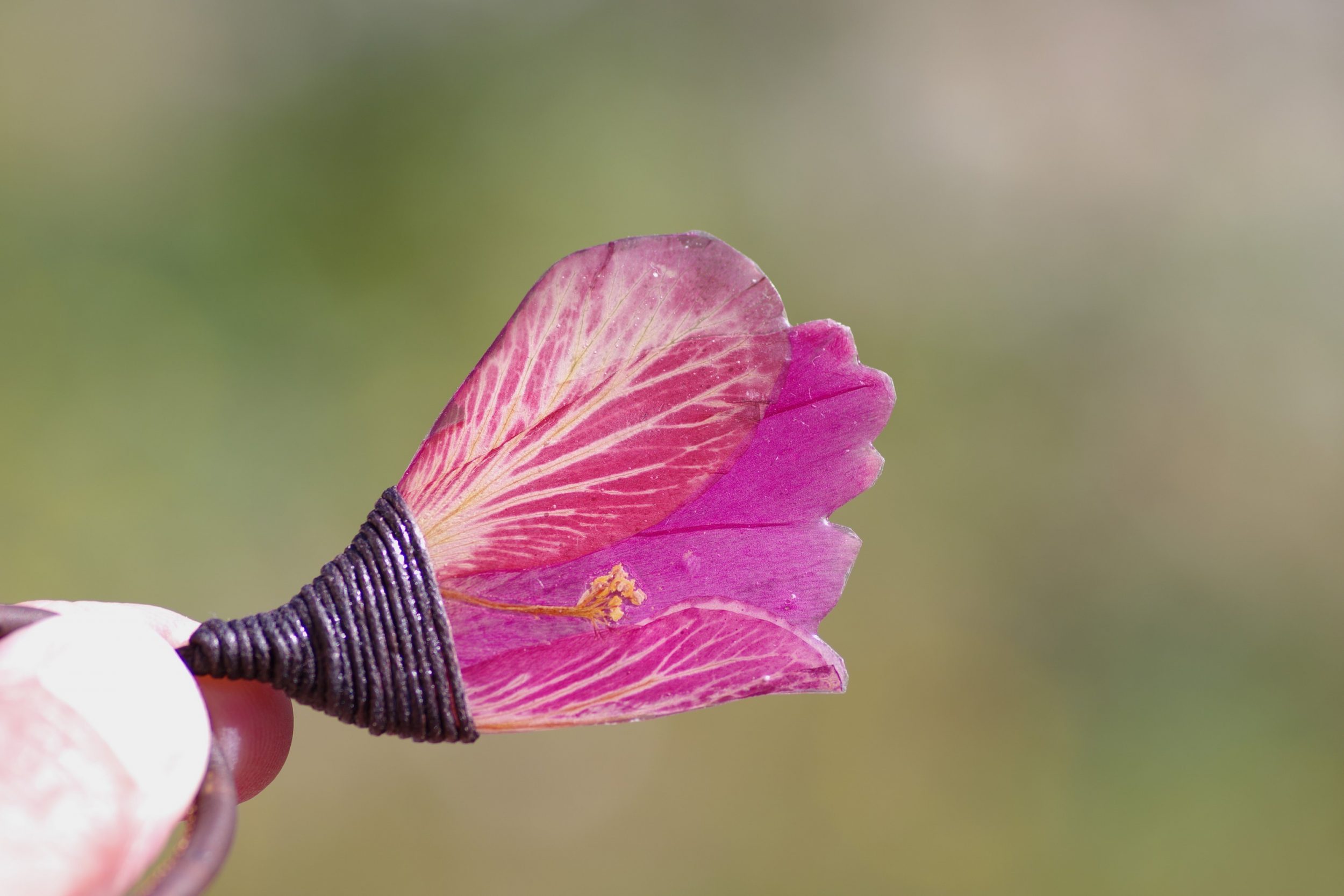 pendentif fleur d'hibiscus rose, riginal , look naturele avec un son cordon de cotton enroulé à la base de la fleur