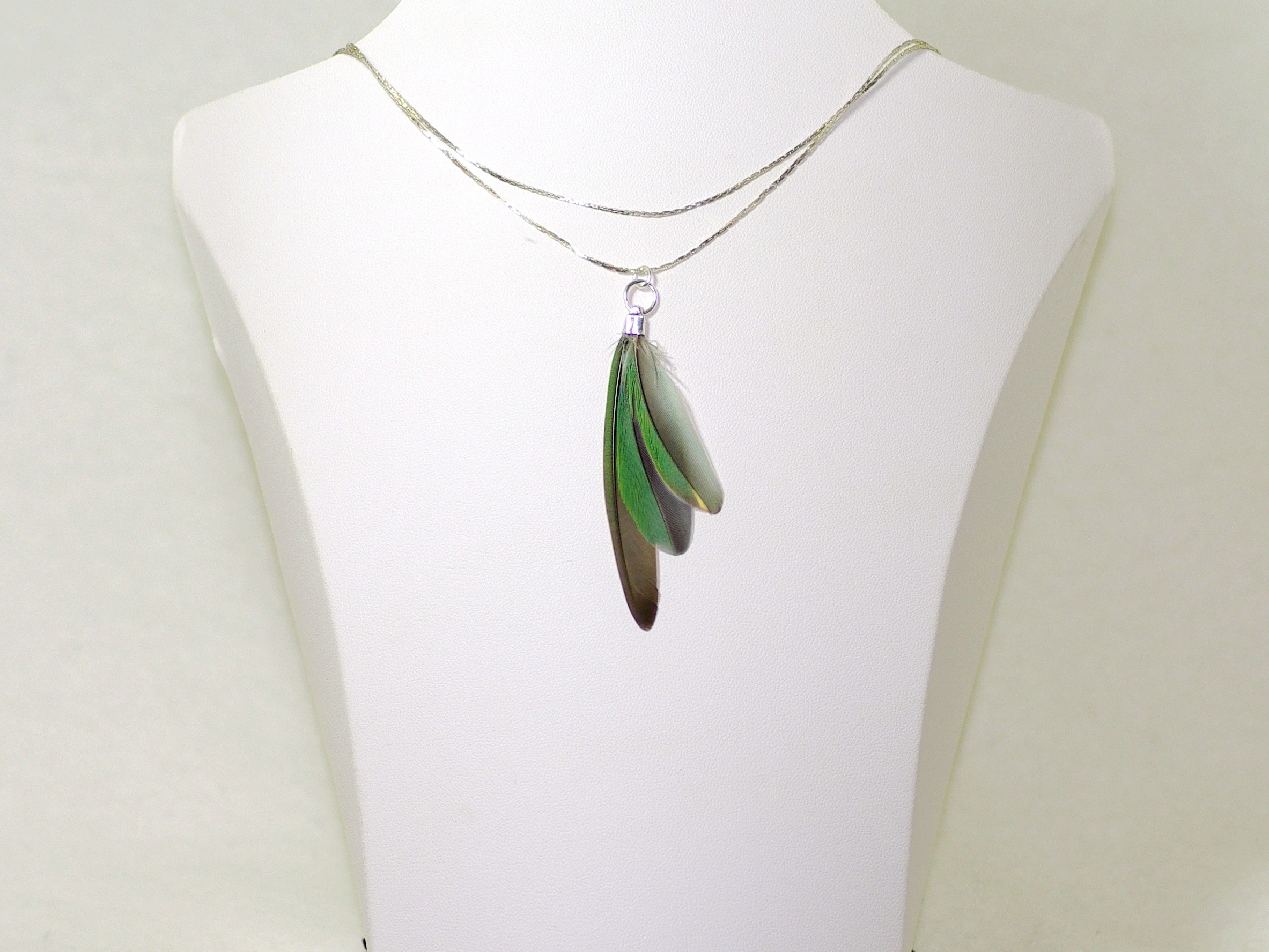 Collier Oiseau du soir, plumes vertes en éventail – Image 3