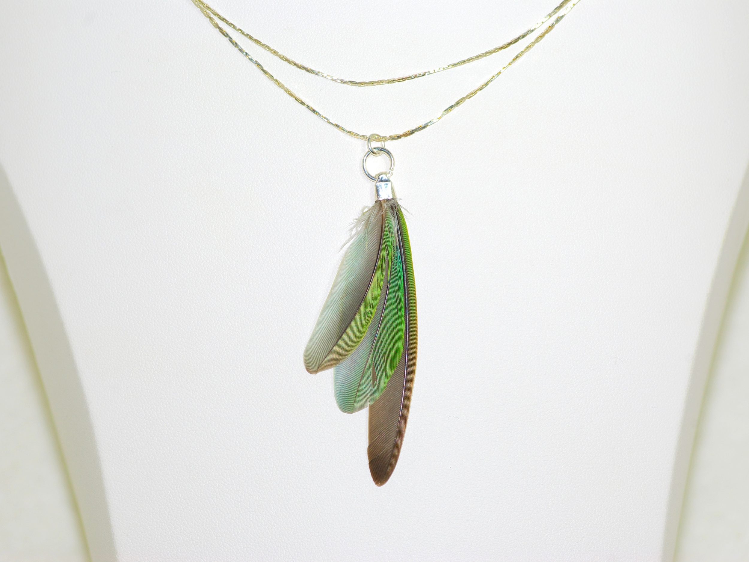 collier avec un pendentif plumes en éventail, plumes vert-gris, chaînes en inox
