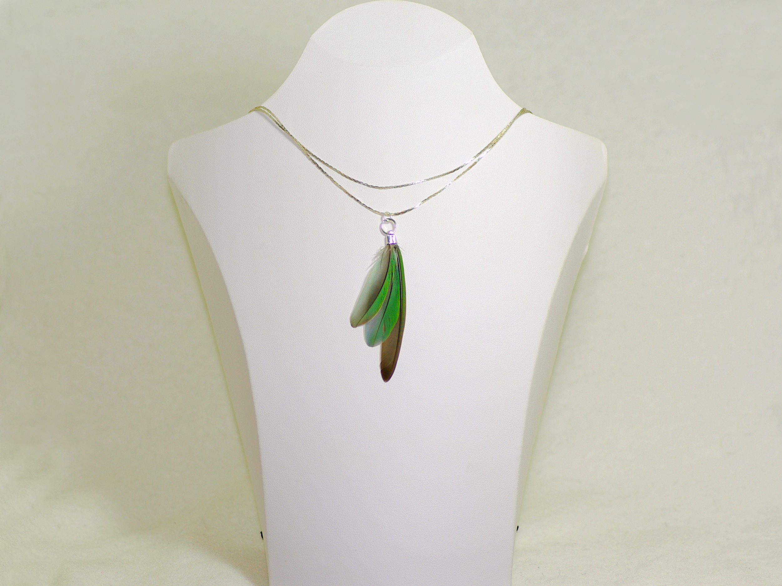 collier avec un pendentif plumes en éventail, plumes vert-gris, deux chaînes en inox