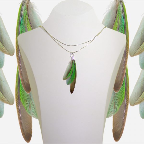 collier avec un pendentif plumes en éventail, plumes vert-gris, chaînes argentées