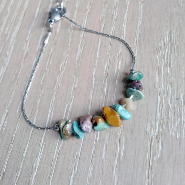 Bracelet chaîne en inox et perles de pierres turquoise et jaspe