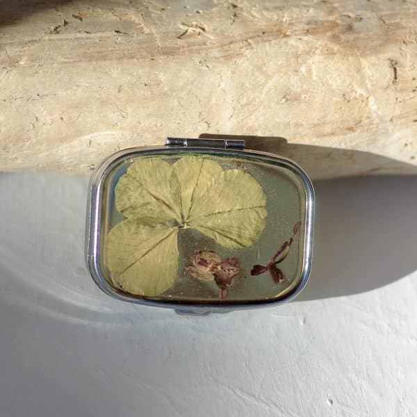 Pilulier à décor végétal : trèfle à quatre feuilles