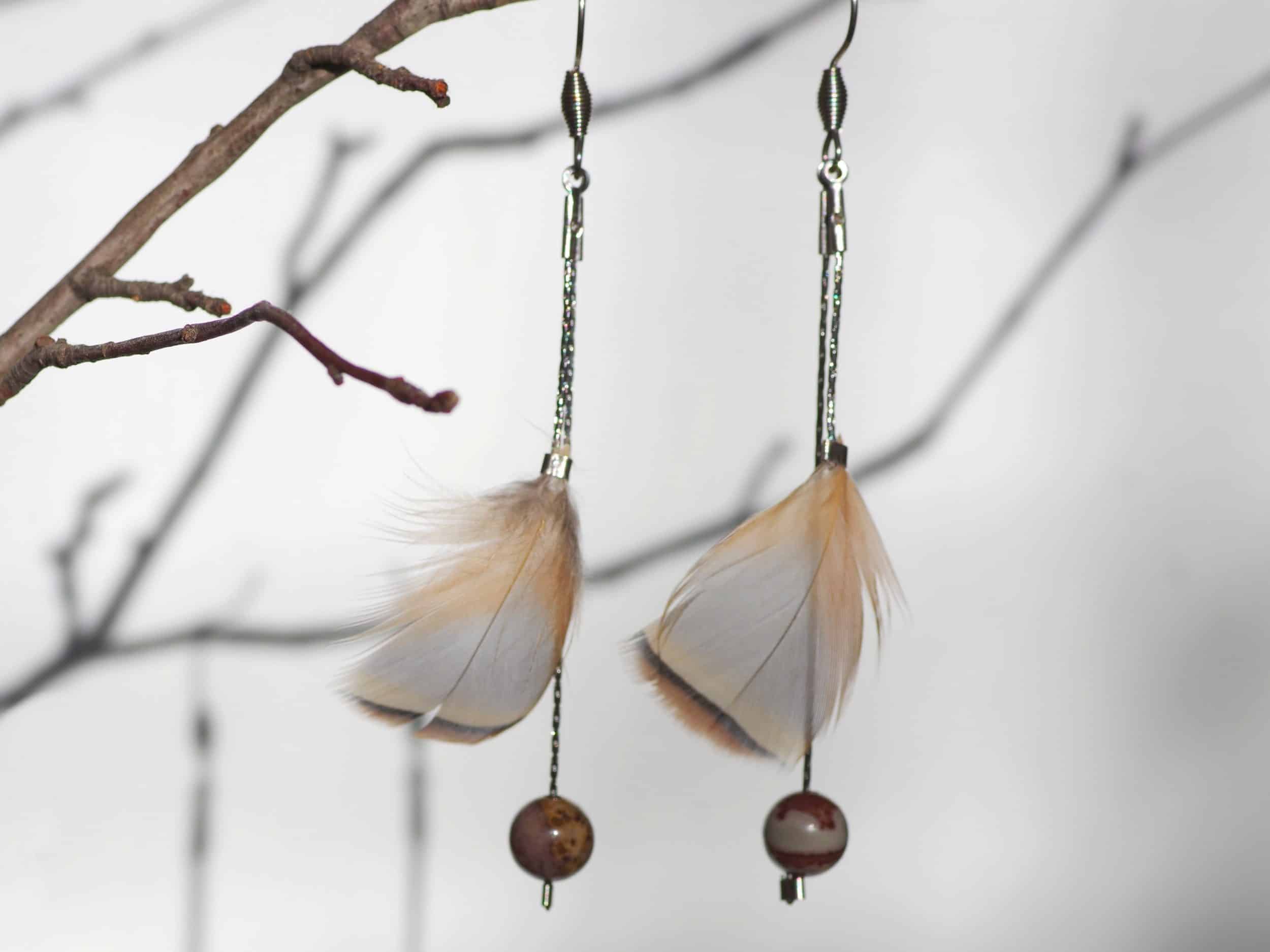 boucles d'oreilles à plumes naturelles gris, beige, marron, élégantes sur de fines chaînes argentées, perles de pierre assorties