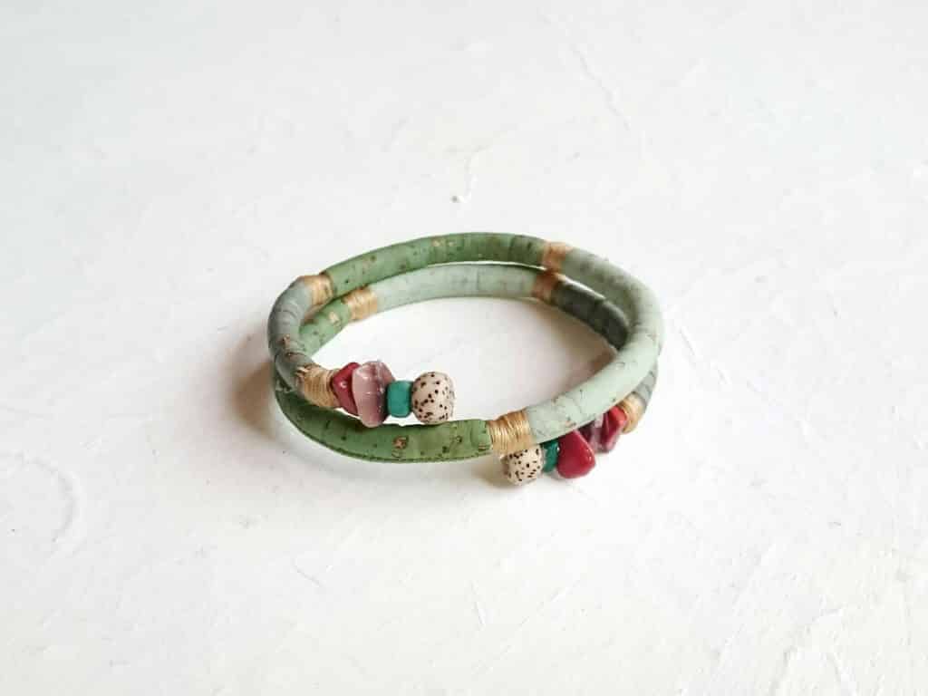 bracelet spirale en liège dans des tons vert aamnde avec quelques pierres turquoise, marron, beige à l'extrémité de la spirale