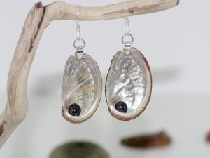 coquillages ormeaux sur des boucles d'oreilles haliotis , accompagnés de perles d'hématitecrochets argentés