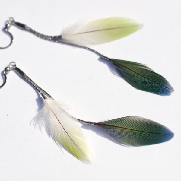 boucles d'oreilles avec double pendants ; deux petites plumes vertes sur des chaînes très fines argentées. plumes vert clair et vert foncé