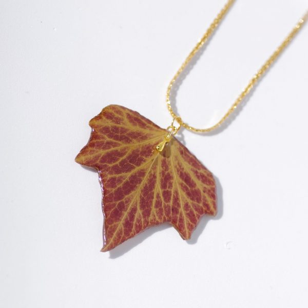 belle feuille de lierre aux couleurs d'automne transformée en pendentif sur une chaine plaquée or ouvragée