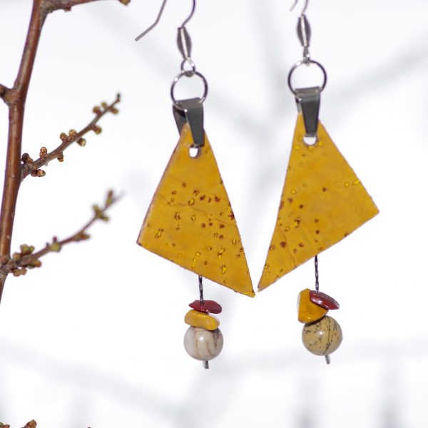 boucles d'oreilles à double pendentif : triangule en liège jaune, pierres naturelles sur des chaines en inox