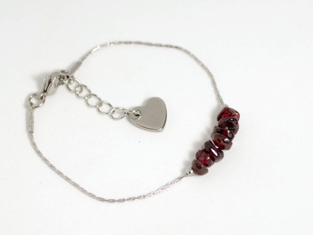 bracelet en inox, très fine chaîne inox, pierres rouges, : grenats, fermoir longueur réglable avec coeur en inox