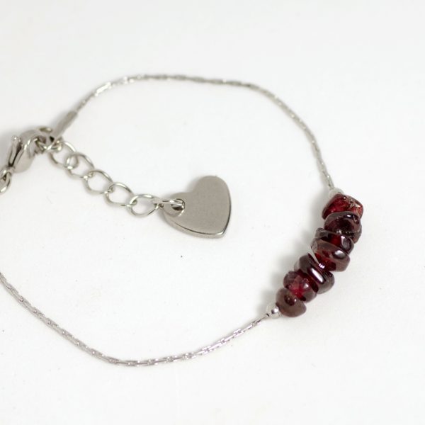bracelet en inox, très fine chaîne inox, pierres rouges, : grenats, fermoir longueur réglable avec coeur en inox
