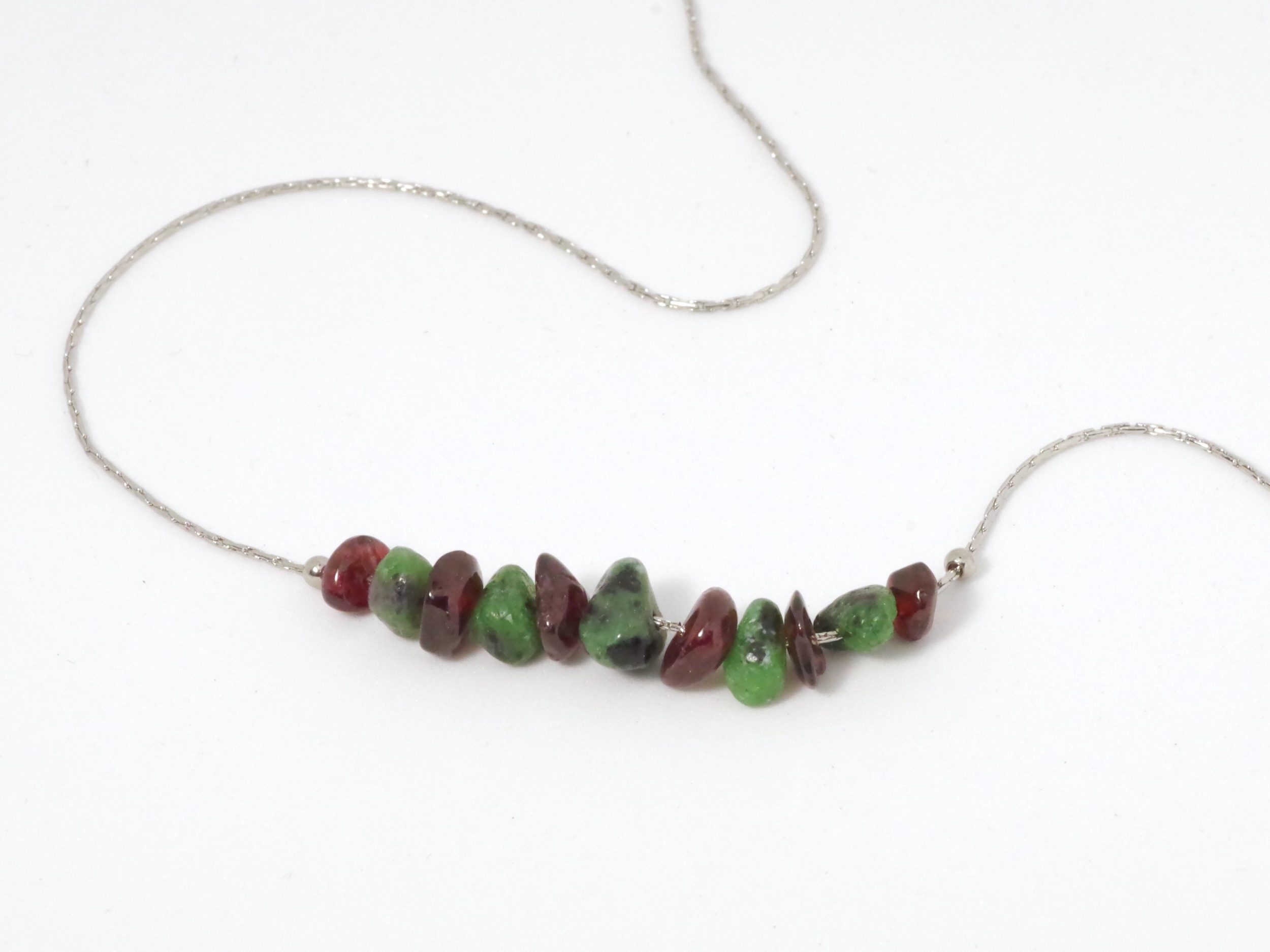 collier de pierres : chaîne fine en inox et gemmes vertes et rouges