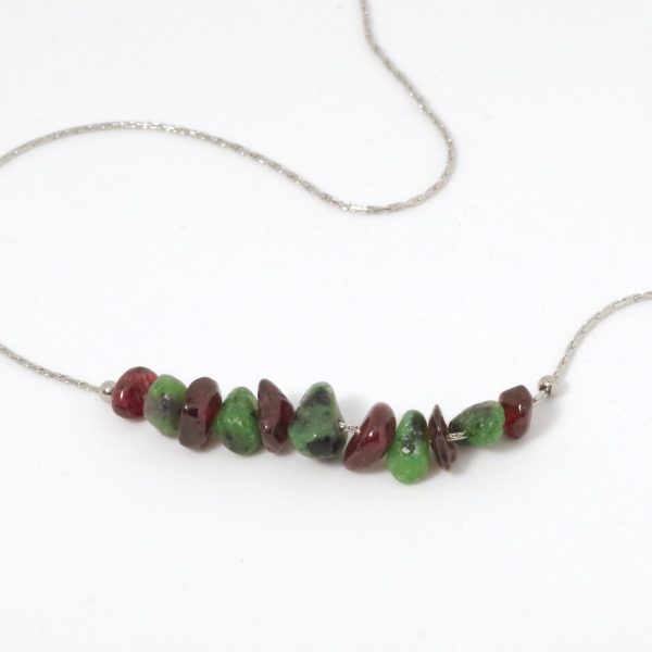 collier de pierres : chaîne fine en inox et gemmes vertes et rouges