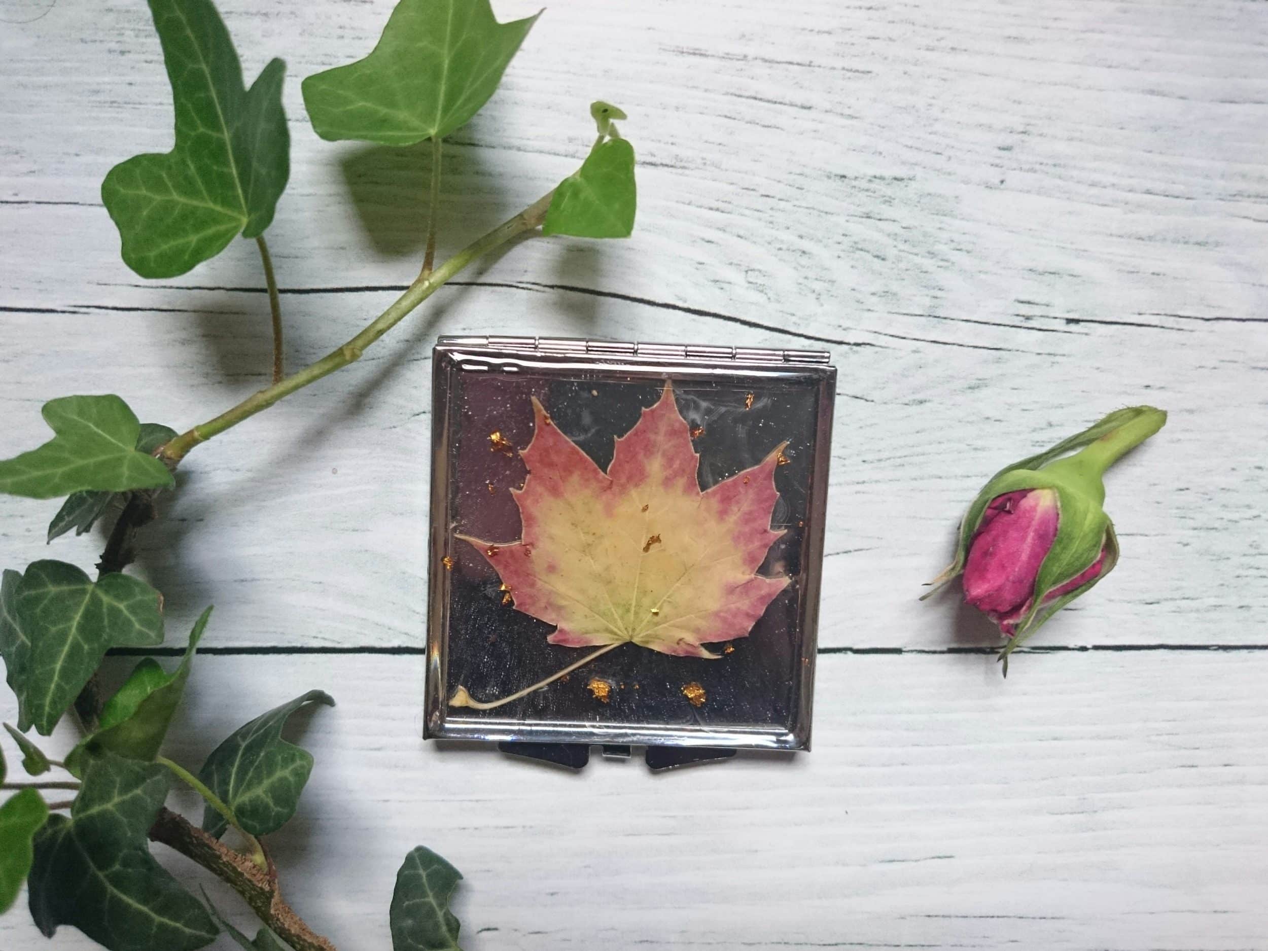 Miroir de poche carré, argenté avec un décor végétal en inclusion : feuille d'automne beige dégradé verrs le roux