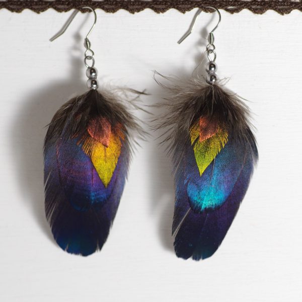boucles d'oreilles plumes multicolores et brillantes : 4 plumes superposées par ordre de taille : pette plume triangulaire cuivrée, plume triangulaire verte, deux plumes ovales bleues avec des reflets turquoise