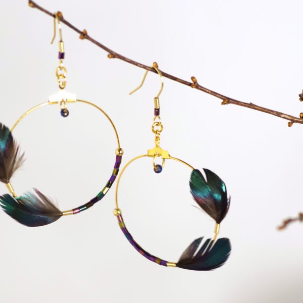 boucles d'oreilles avec un grand anneau doré asymétrique, décoré d'un côté avec deux plumes et de l'autre avec des perles de verre assorties (très petites)