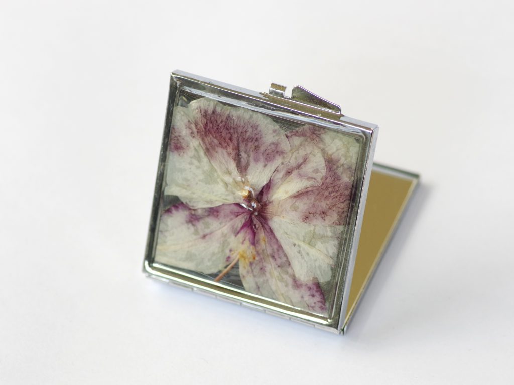 miroir de poche argenté carré, décoré d'une belle orchidée blanche et violette en inclusion