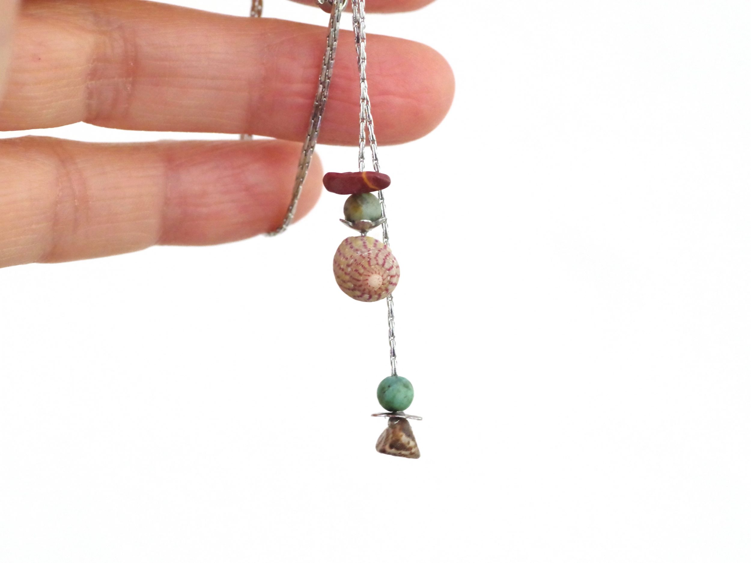 collier minimaliste en Y composé de fines chaînes en inox réunies en deux pendentifs portant quelques pierres gemmes et deux coquillages