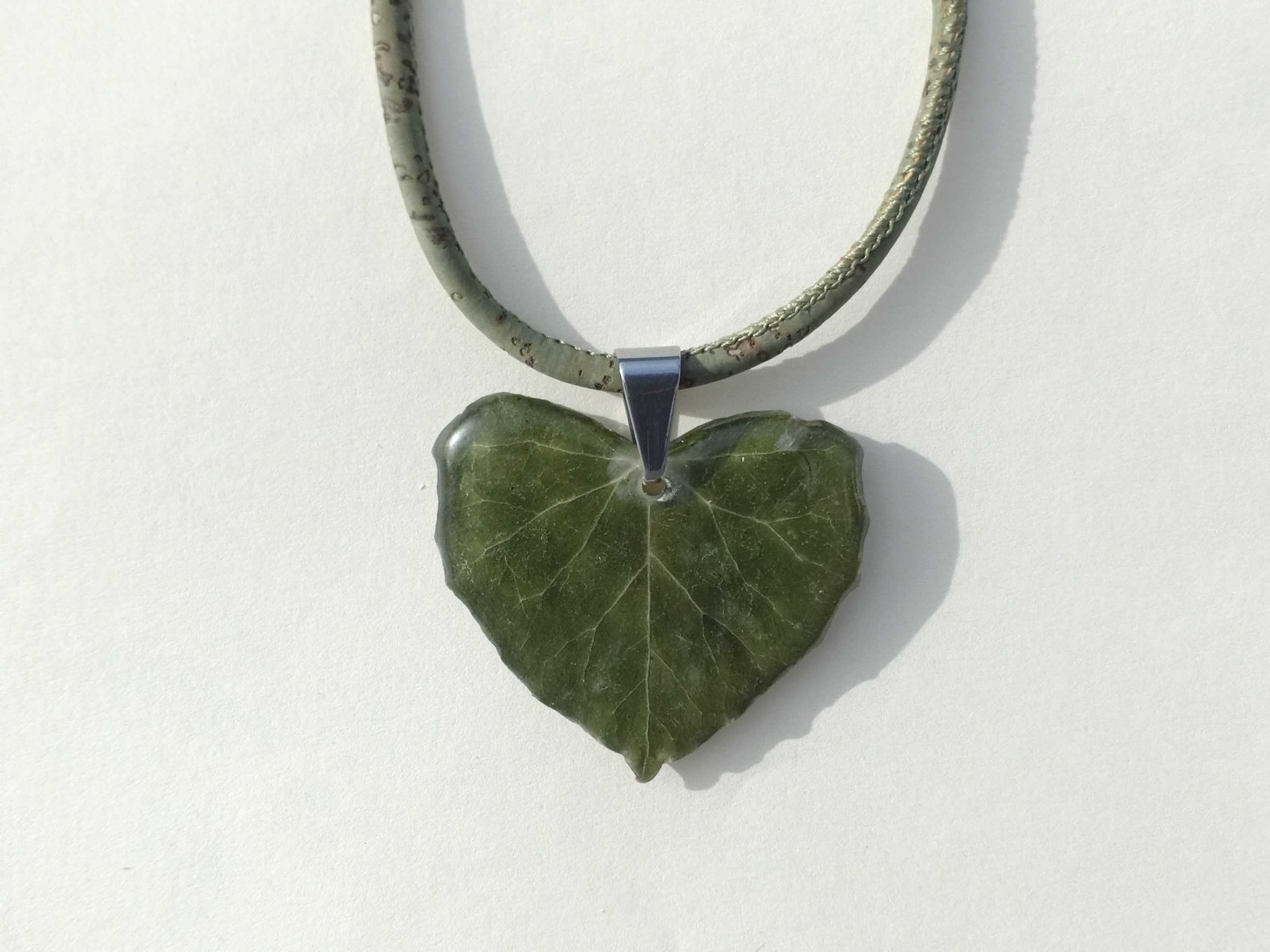 pendentif vraie feuille de lierre, feuille cœur, sur un collier en liège vert, total look végétal