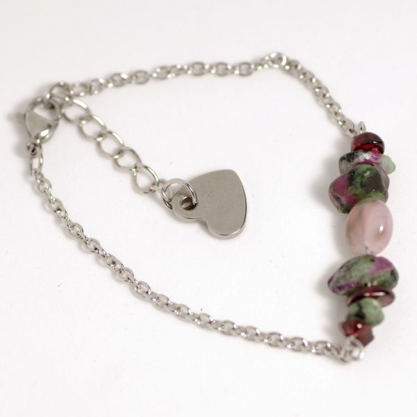 bracelet avec une chaîne en inox, quelques pierres rouges, roses, vertes et un coeur en inox au bout du fermoir réglable