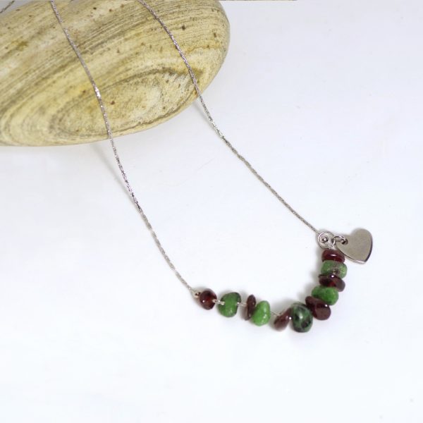 Collier chaine en inox avec des pierres rouges et vertes et un petit coeur en inox
