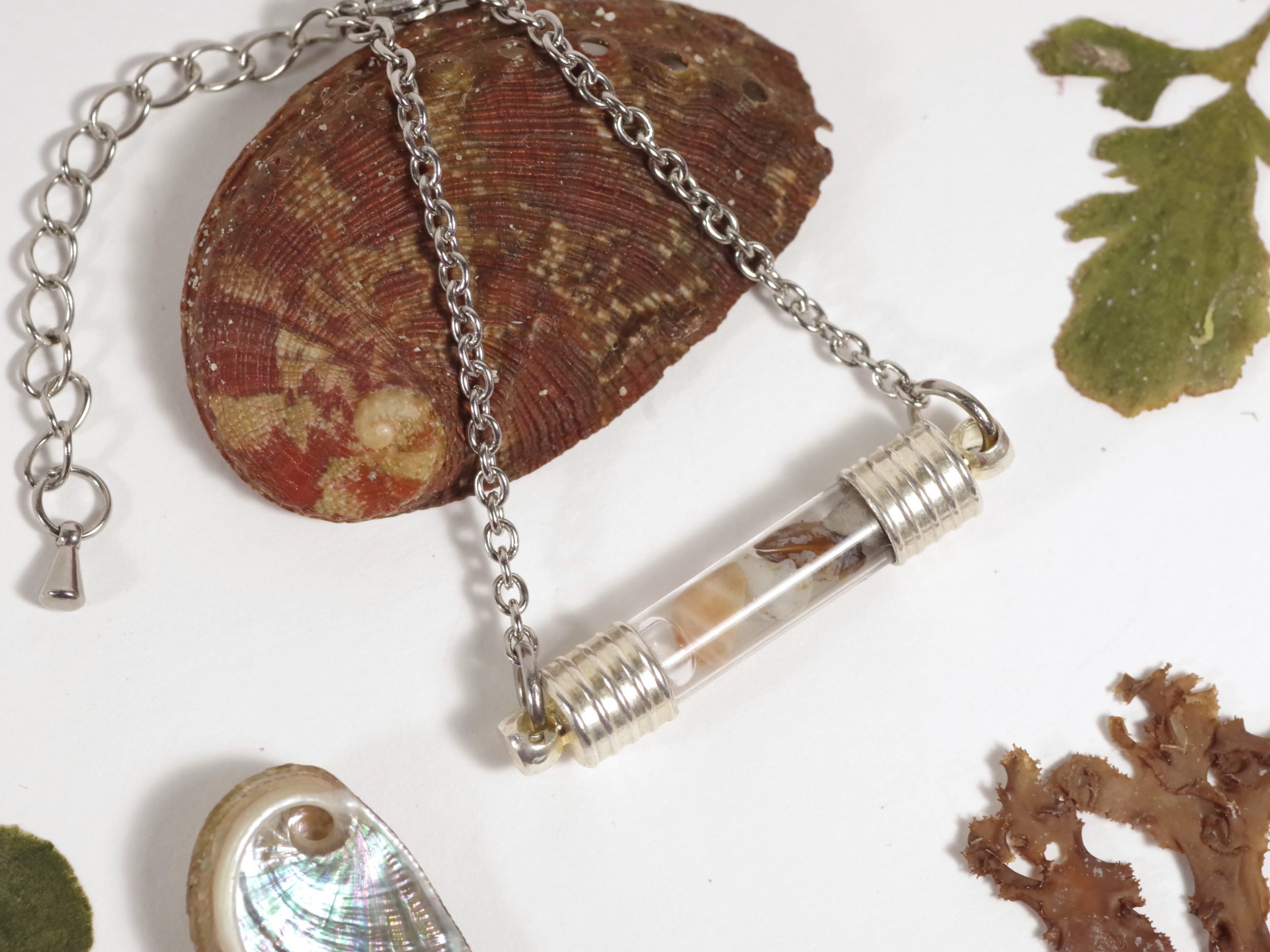 Bracelet en inox avec un tube de verre rempli de mini coquillages, chaîne réglable