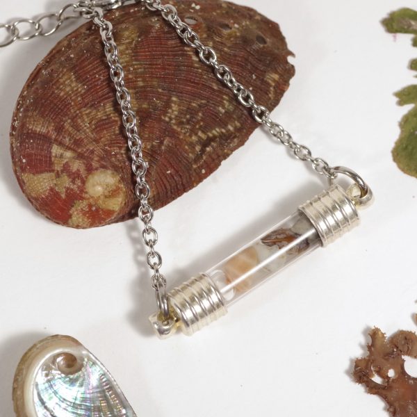 Bracelet en inox avec un tube de verre rempli de mini coquillages, chaîne réglable
