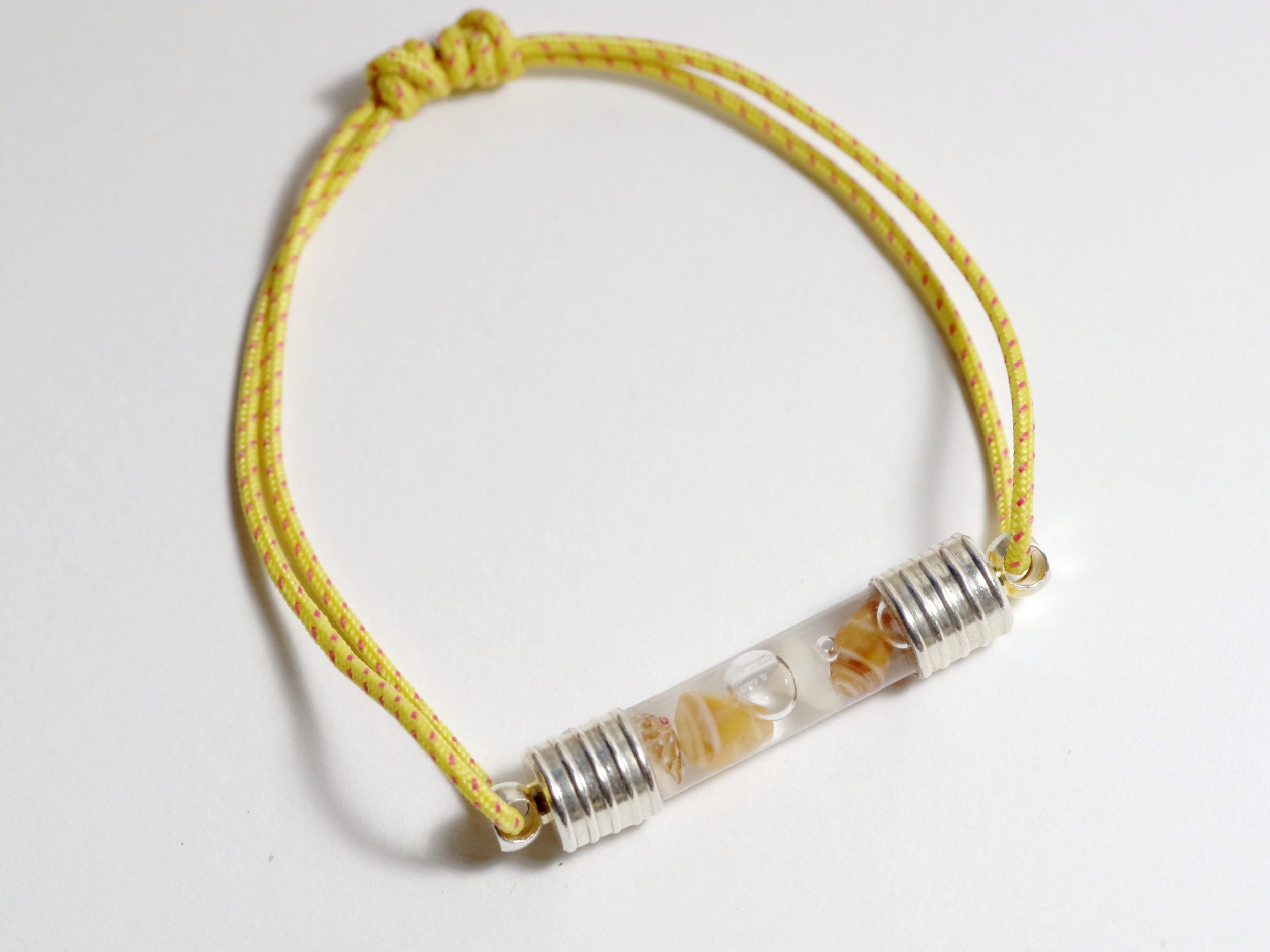 bracelet réglable en cordelette marine jaune orangé avec un tube de verre rempli de macrocoquillages