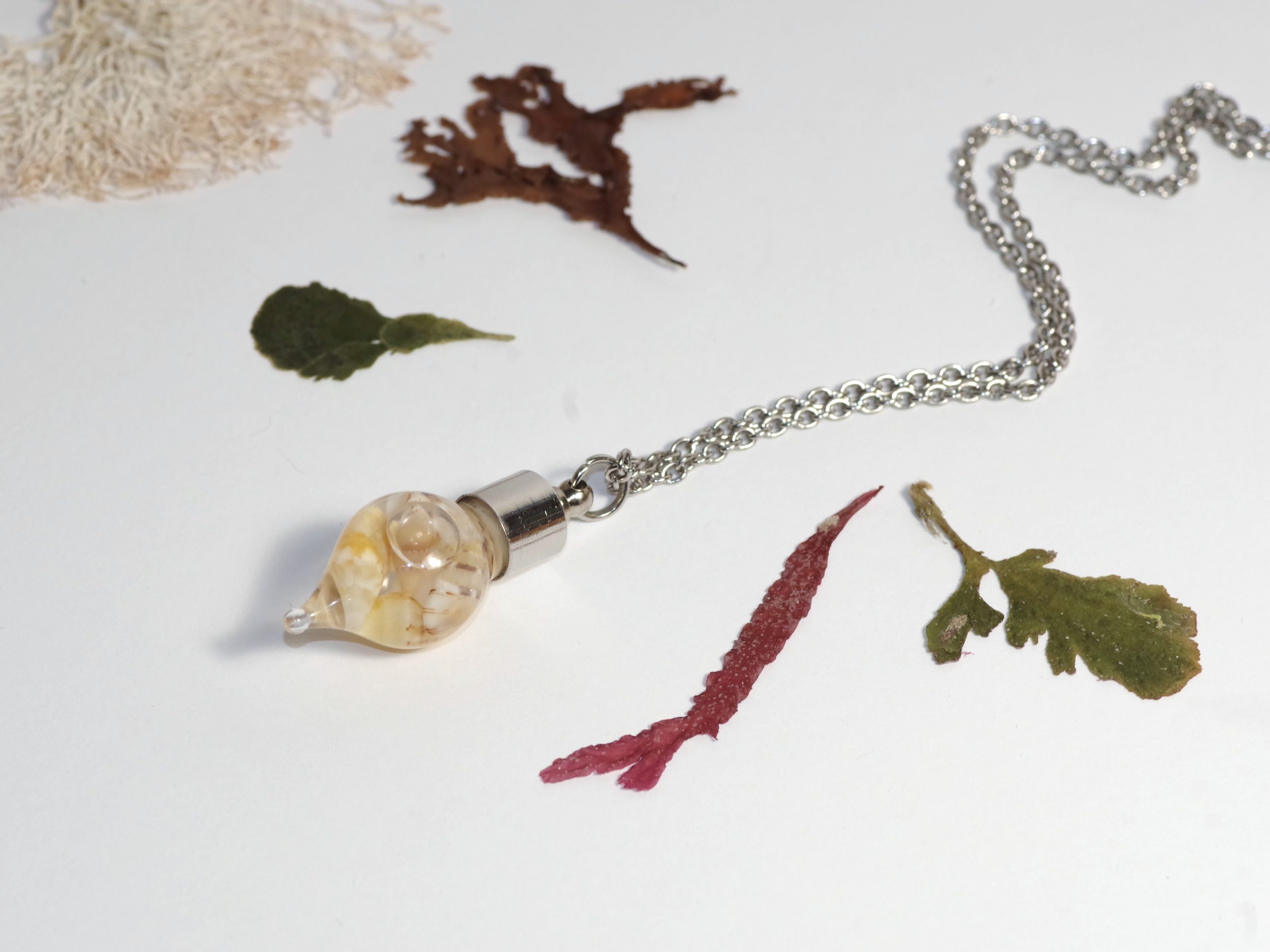collier réglable, chaîne en inox, pendentif fiole en forme de goutte remplie de mini coquillages jaunes