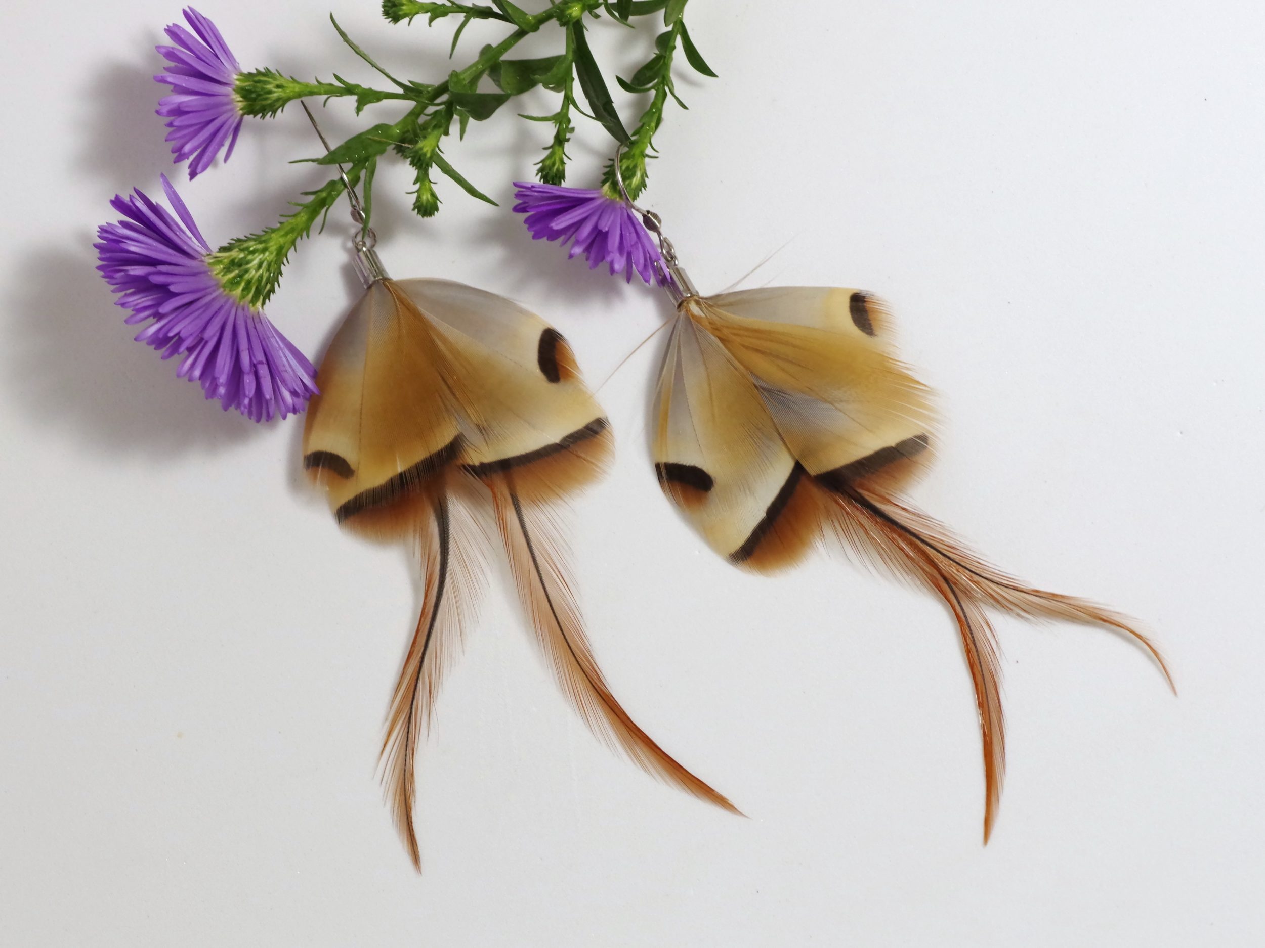 boucles d'oreilles en forme de papillon beige, gris et marron. Plumes longues eteffilées et plumes courtes graphiques