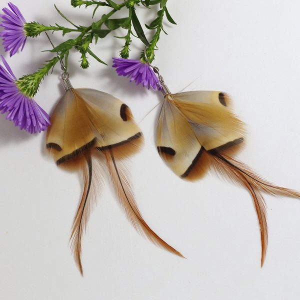 boucles d'oreilles en forme de papillon beige, gris et marron. Plumes longues eteffilées et plumes courtes graphiques