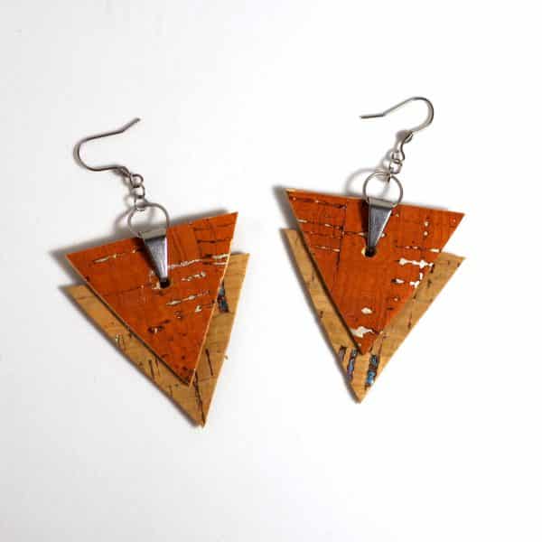 boucles d'oreilles en liège d'esprit graphique : pendentif triangle orange superposé à un triangle beige