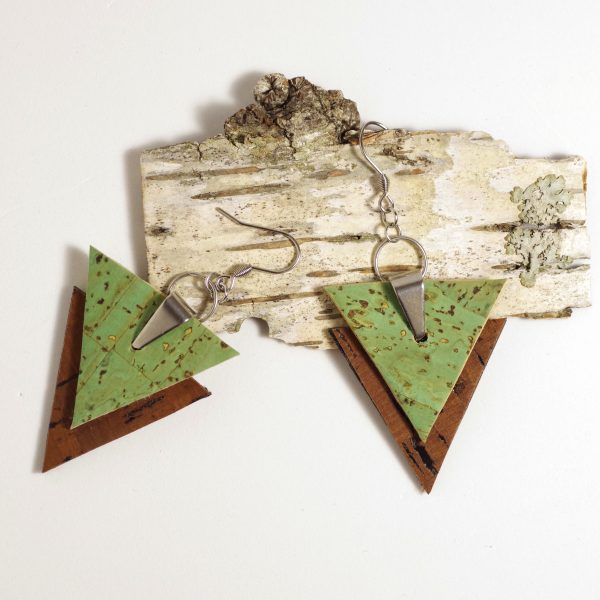 boucles d'oreilles en liège, triangle vert prairie superposé à un triangle marron