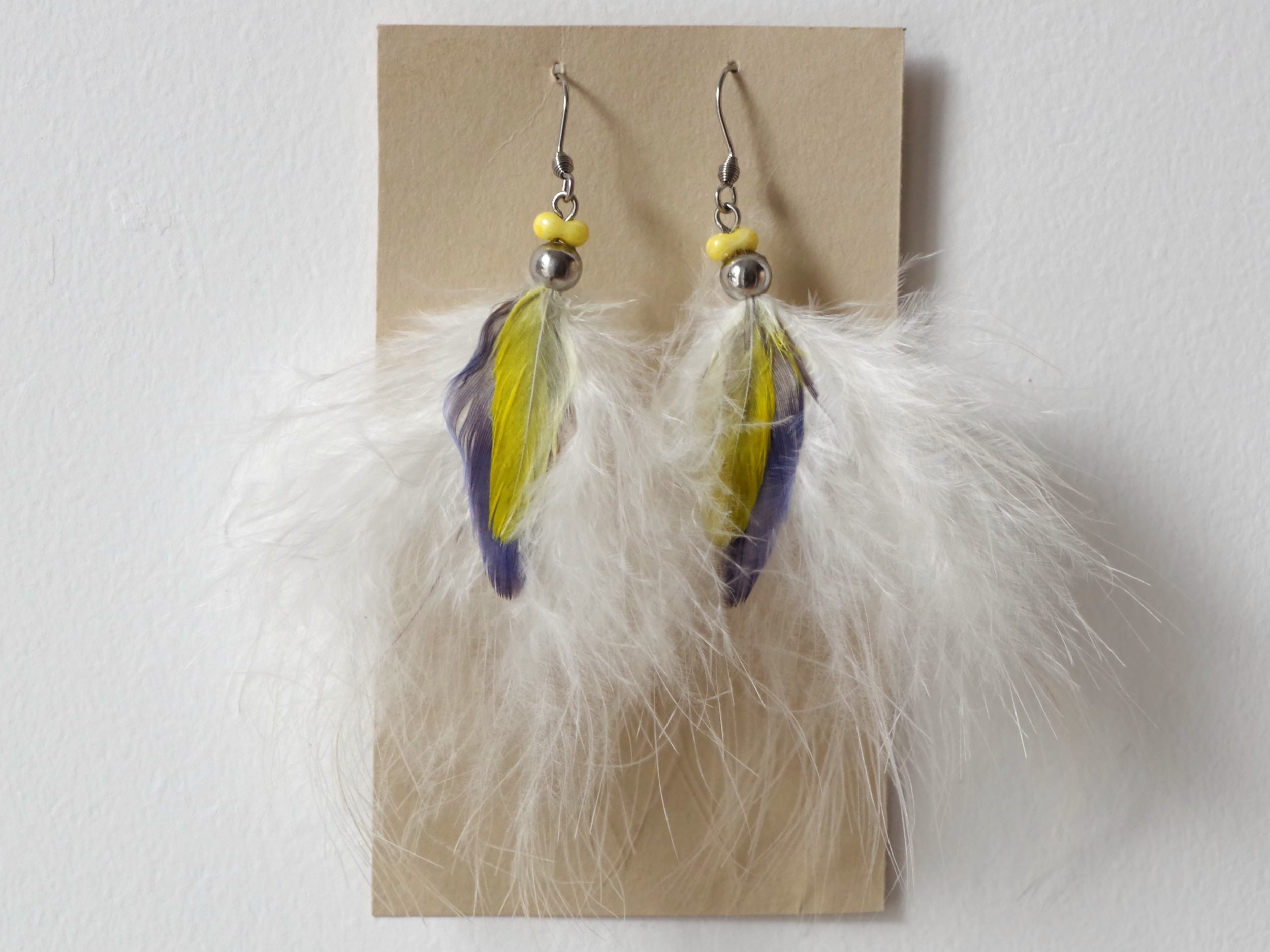 boucles d'oreilles très vapporeuses : plumes duveteuses blanches, avec deux plumes superposées des couleur vives bleu et jaune