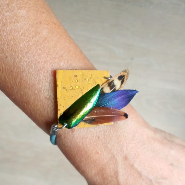 Bracelet multicolore gérométrique, asymétrique en liège et plumes et élytre de scarabée, réglable par une chaînette