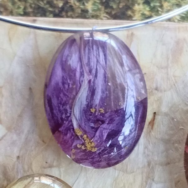 cabochon oale, pétales violets sous verre. bel effet de matière drapé supperposé