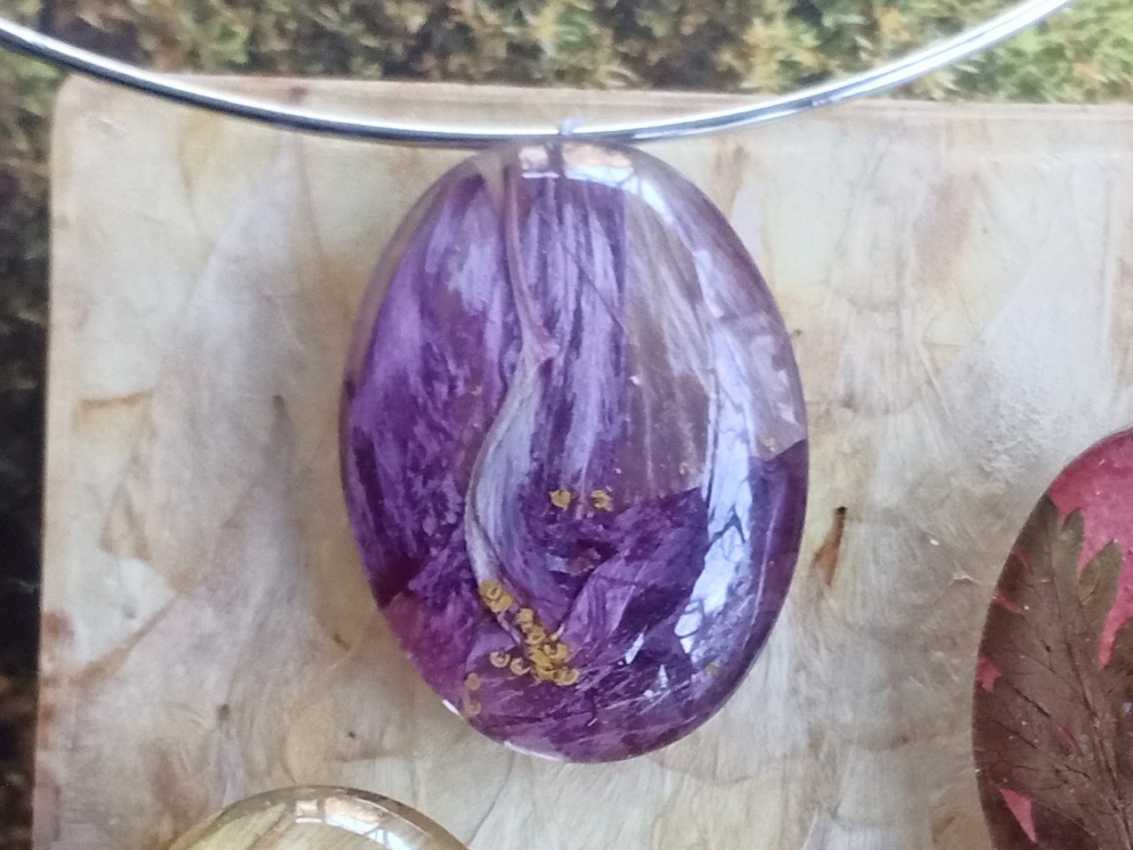 cabochon oale, pétales violets sous verre. bel effet de matière drapé supperposé