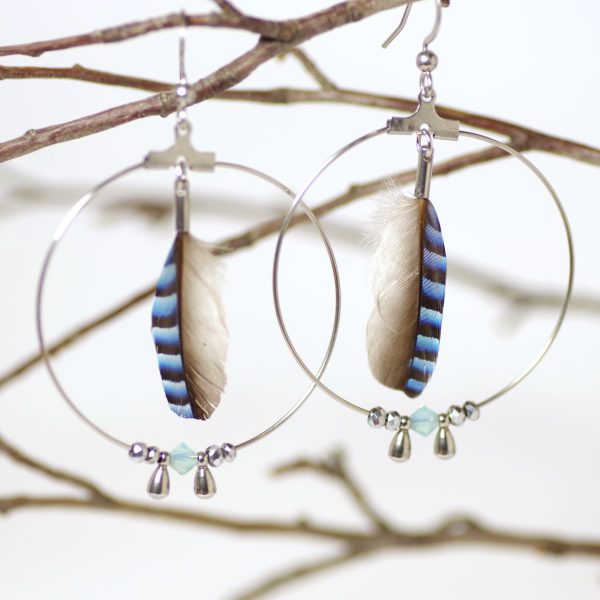 boucles d"oreilles avec grand anneau inox , plume bleue rayée et petites perles bleues et argentées.