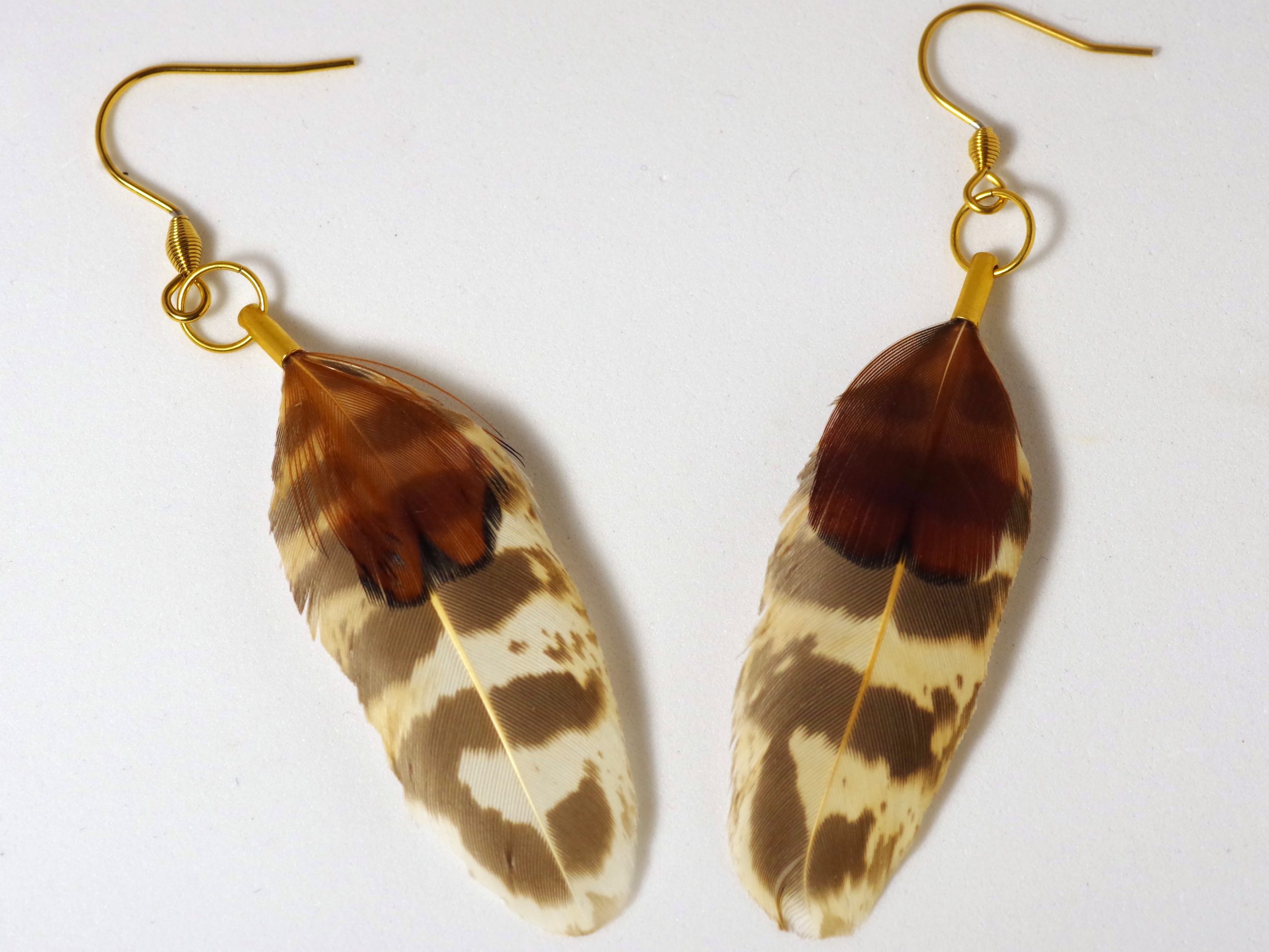 boucles d'oreilles en plumes d'automne dans des tons marron, beige et roux, anneaux et crochets dorés