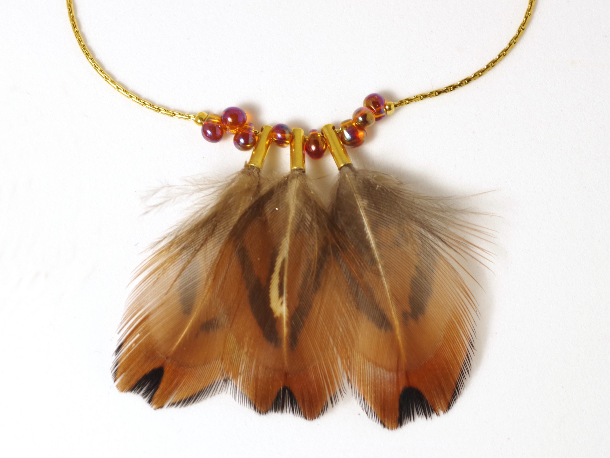 collier avec trois pendentifs plumes marron roux, chaîne dorée, perles de verre gouttes