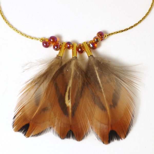 collier avec trois pendentifs plumes marron roux, chaîne dorée, perles de verre gouttes