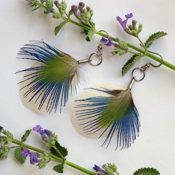Boucles d'oreilles avec trois plumes superposées : plumes bleues ébouriffées, blanches, vertes