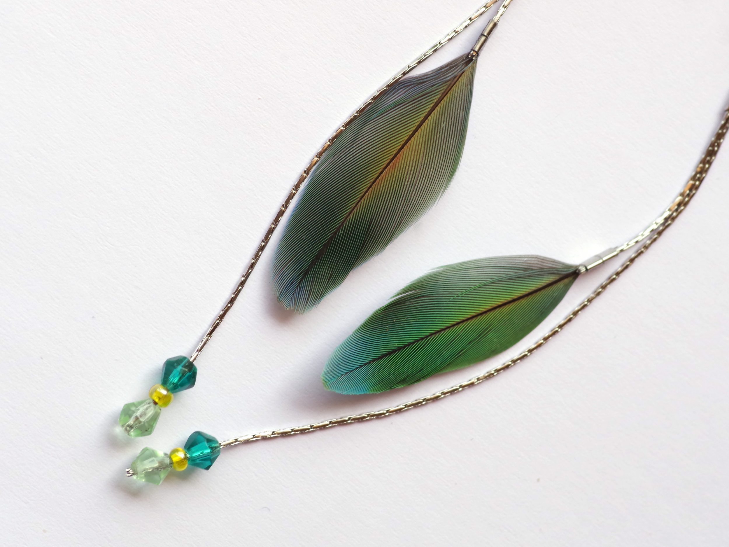 boucles d'oreilles à plume verte , chaines en inox et perles de cristal