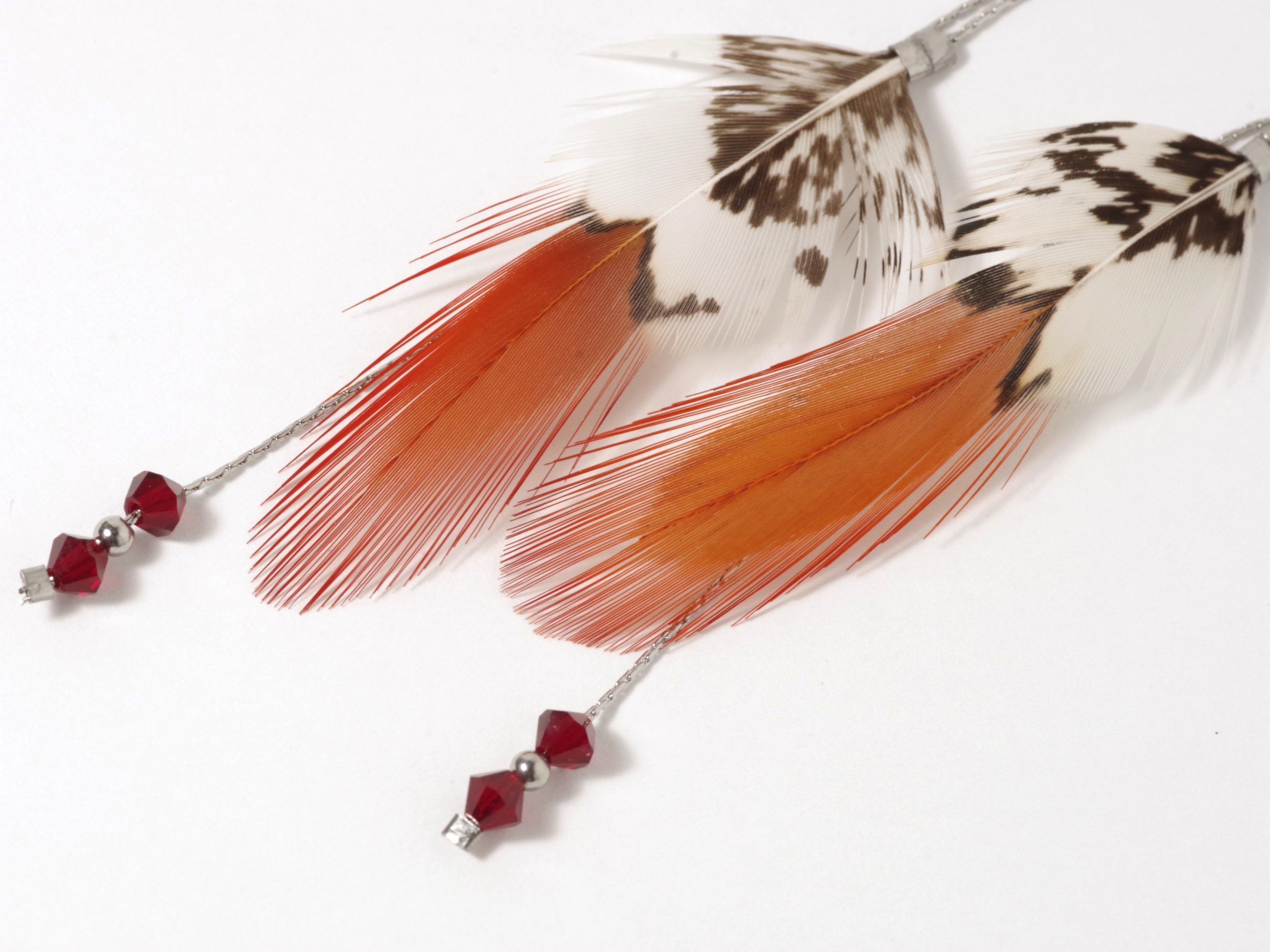Boucles d'oreilles Oiseau Du Soir : plume rouge et blanche – Image 3