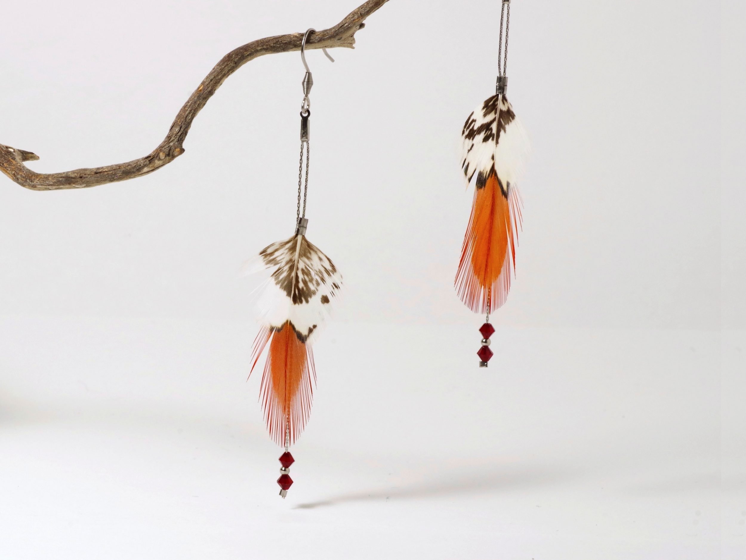 Boucles d'oreilles Oiseau Du Soir : plume rouge et blanche – Image 2
